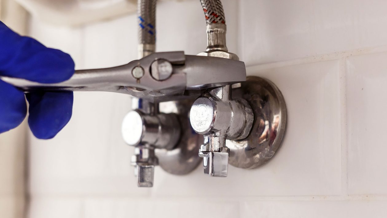 Plumber tightening valve        